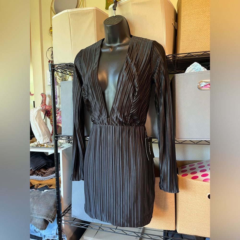 Elegant Black Pleated V-Neck Women’s Dress